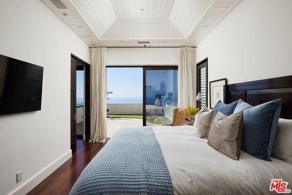 Bedroom, Interior, Recessed Lighting, Water, Wood Texture Flooring