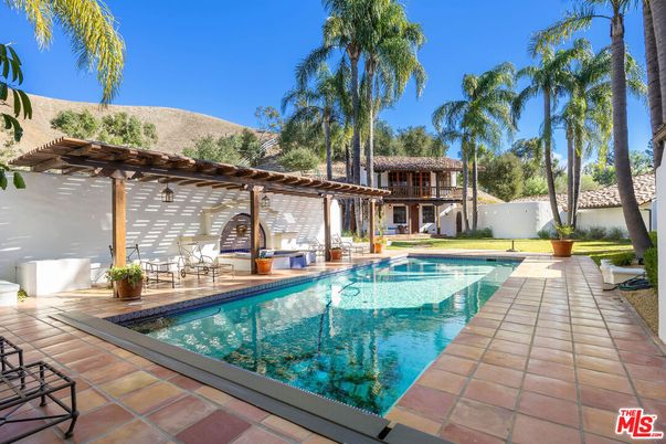 Exterior, Pool