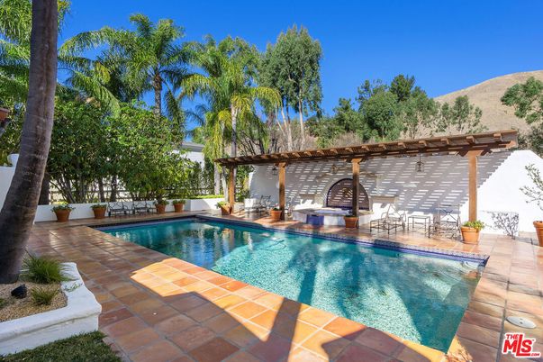 Exterior, Pool