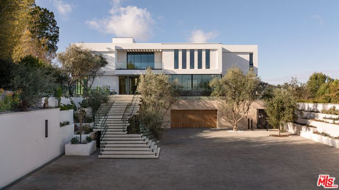 Attached, Exterior, Facade, Modern