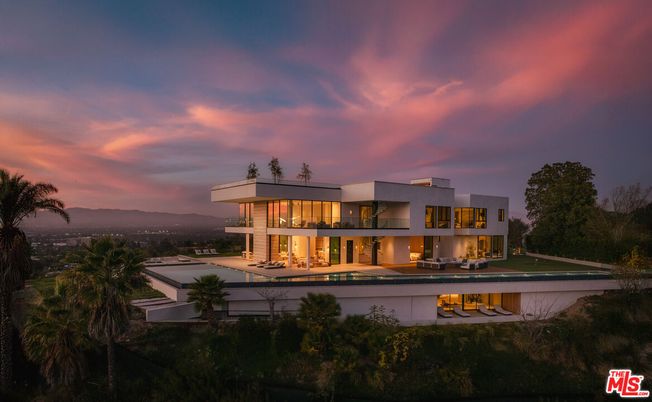 Backyard, Exterior, Facade, Modern