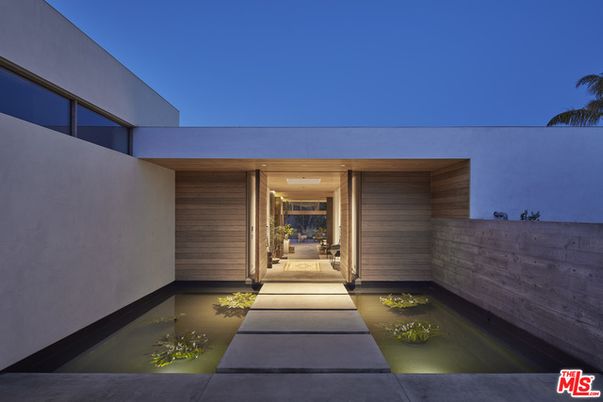 Exterior, Facade, Modern