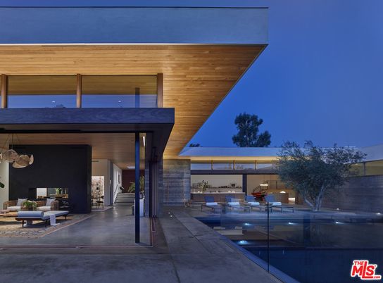 Exterior, Facade, Modern