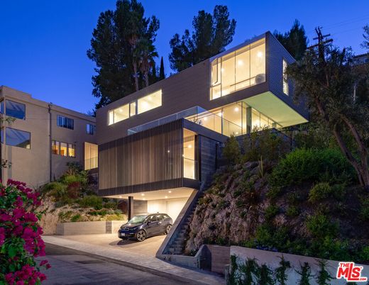 Exterior, Facade, Modern