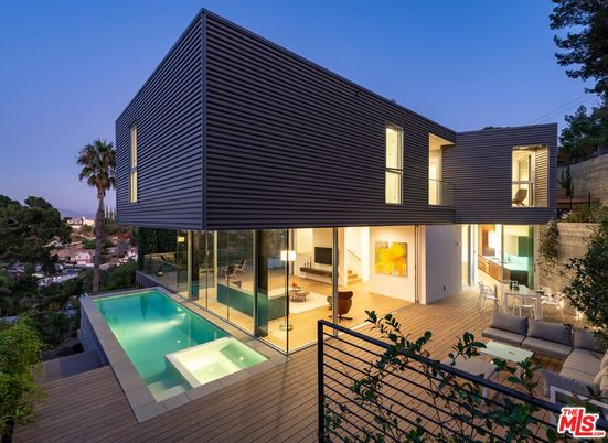 Exterior, Facade, Pool, Modern