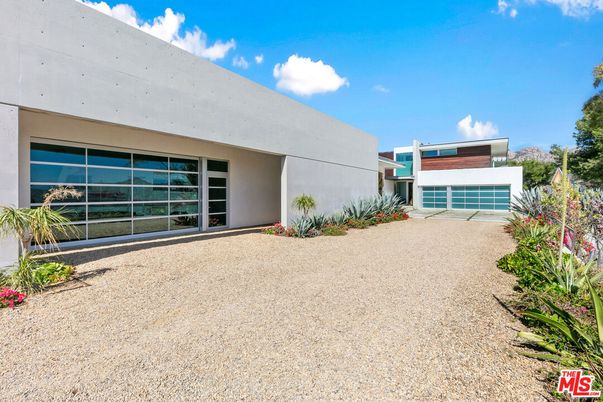 Backyard, Exterior, Facade, Modern