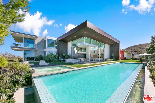 Exterior, Facade, Pool, Modern