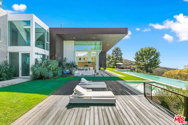 Backyard, Exterior, Facade, Modern