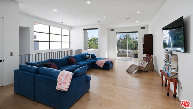 Interior, Living room, Pendant Lights, Recessed Lighting, Wood Texture Flooring