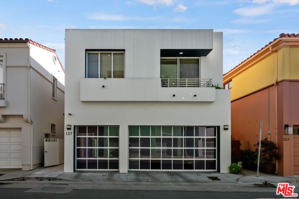 Attached, Exterior, Facade, Modern