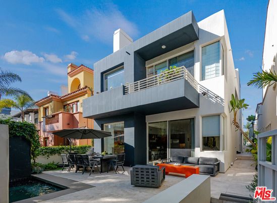 Exterior, Facade, Modern