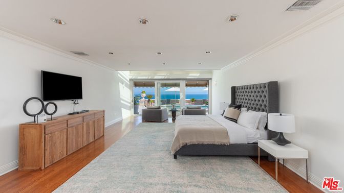 Bedroom, Interior, Recessed Lighting, Water, Wood Texture Flooring