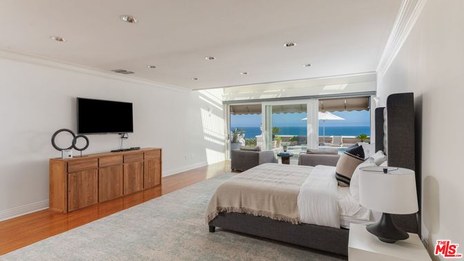 Bedroom, Interior, Recessed Lighting, Water, Wood Texture Flooring