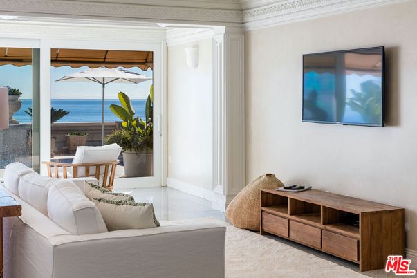 Interior, Living room, Water