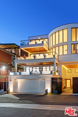 Attached, Exterior, Facade, Modern