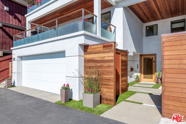 Attached, Exterior, Facade, None