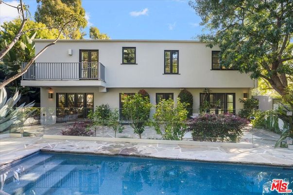 Exterior, Facade, Pool, Modern
