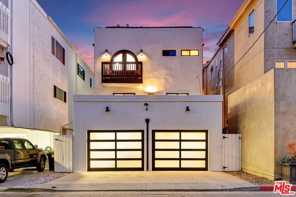 Attached, Exterior, Facade, Modern