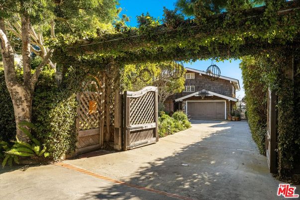 Detached Garage, Exterior