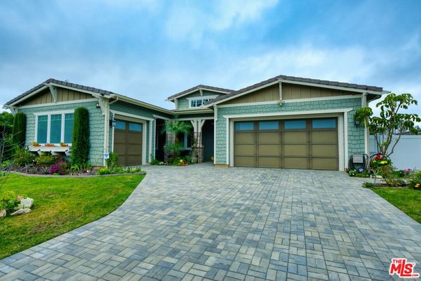 Attached, Exterior, Facade, American Craftsman