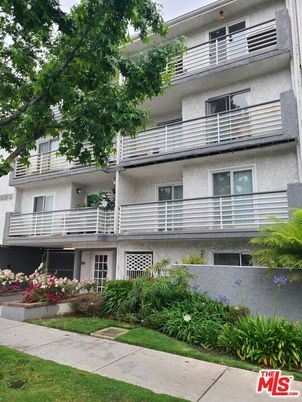 Exterior, Facade, Rowhouse