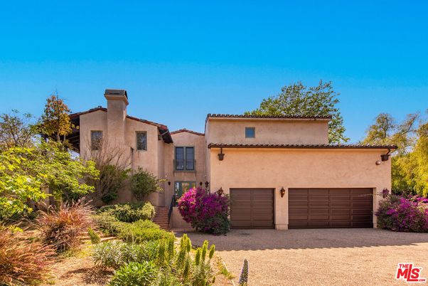 Attached, Exterior, Facade, Mediterranean