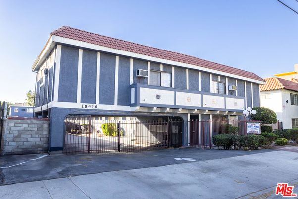Exterior, Facade, Modern