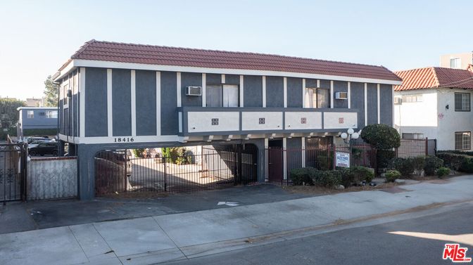 Exterior, Facade, Modern