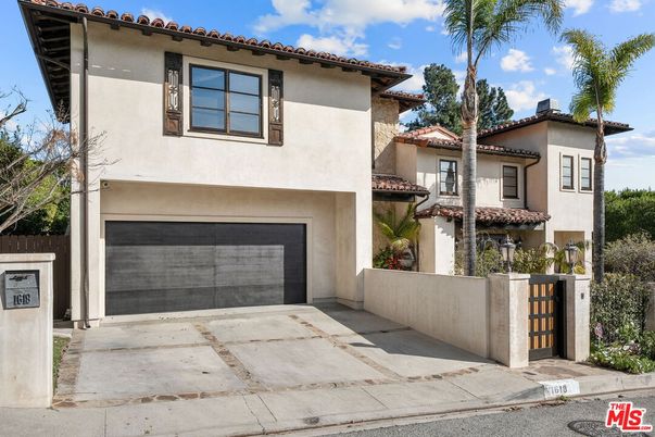 Attached, Exterior, Facade, Spanish Mediterranean