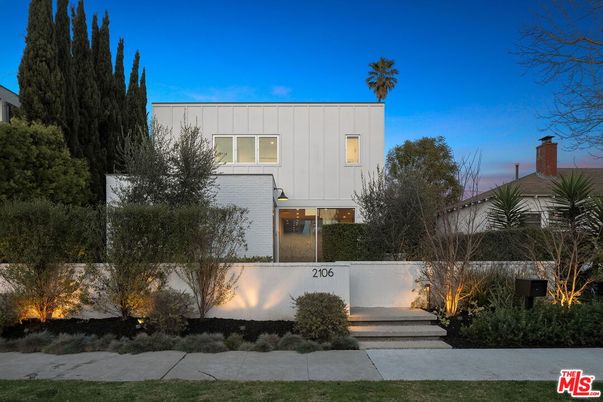 Exterior, Facade, Modern