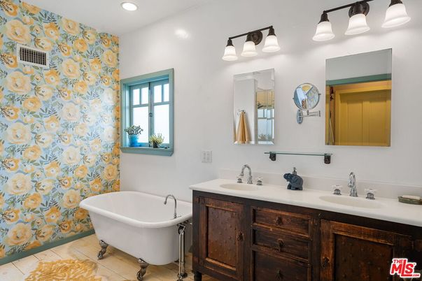 Bathroom, Dual Sink Vanities, Free Standing Baths, Interior, Recessed Lighting