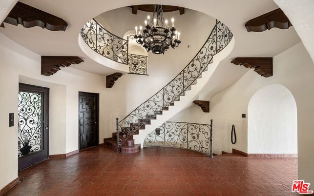 Chandelier, Interior