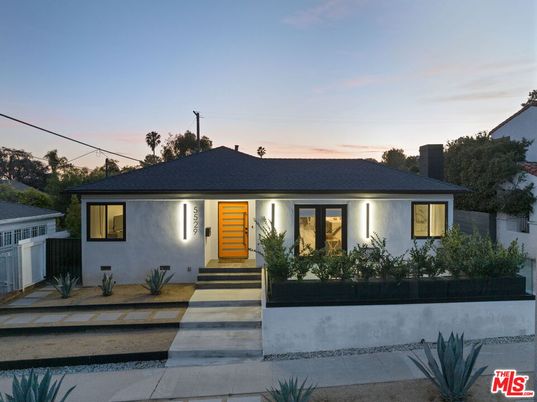Exterior, Facade, Ranch