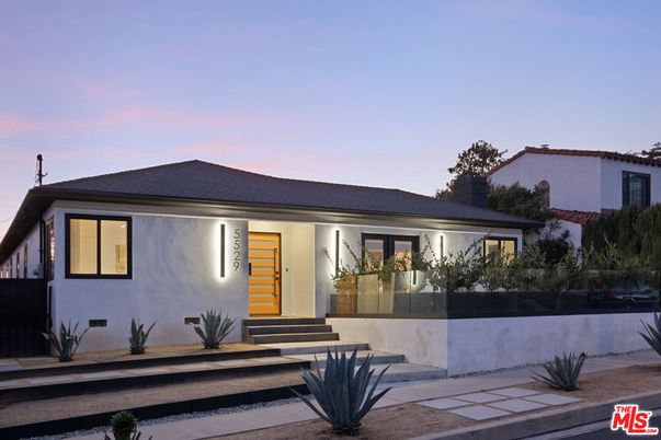 Exterior, Facade, Ranch