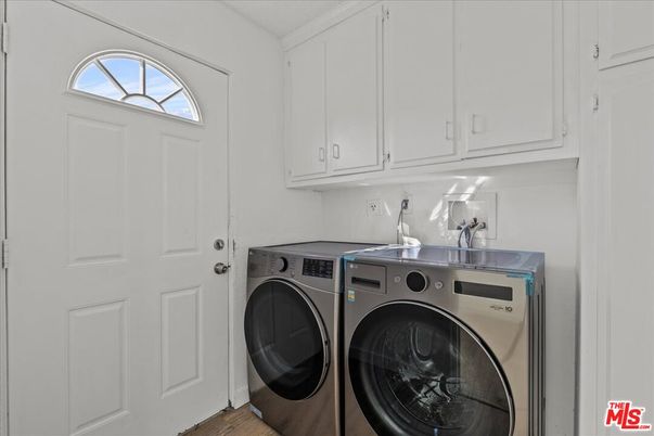 Interior, Washer, Wood Texture Flooring