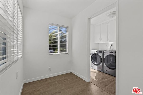 Interior, Washer, Wood Texture Flooring