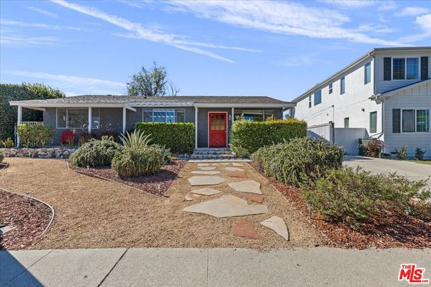 Exterior, Facade, Ranch