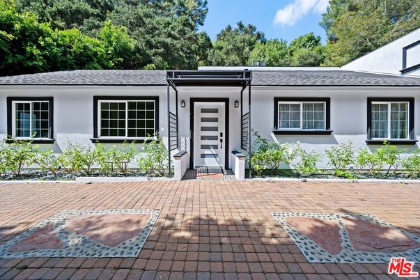 Exterior, Facade, Ranch
