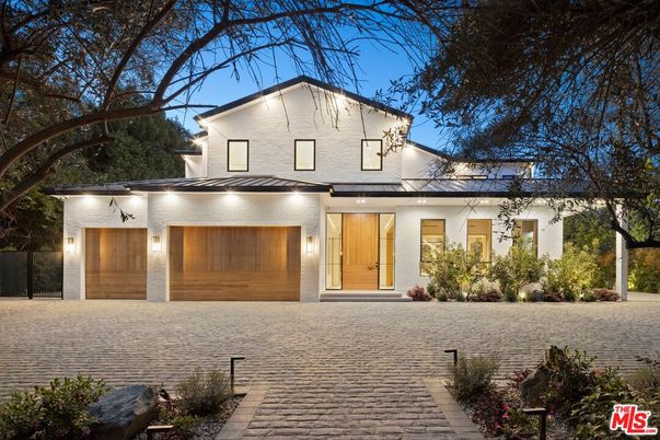 Attached, Exterior, Facade, Farmhouse