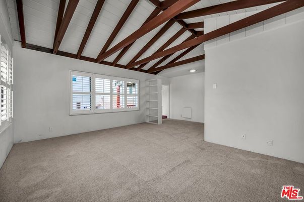 Empty room, Interior, Wooden Beams