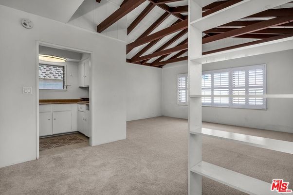 Empty room, Interior, Wooden Beams