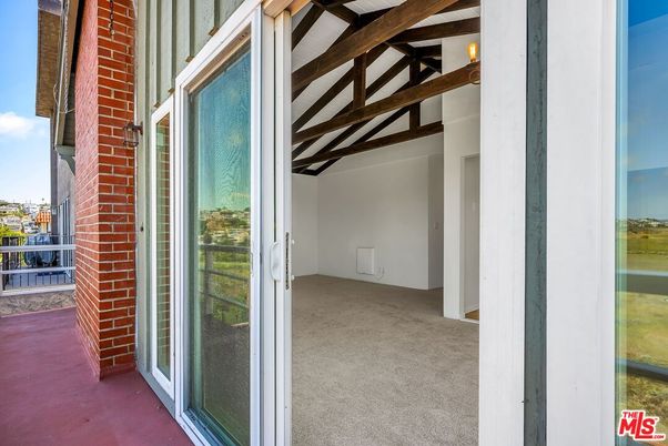Empty room, Interior, Wooden Beams