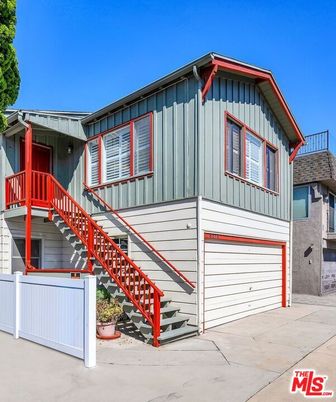 Attached, Exterior, Facade, Farmhouse