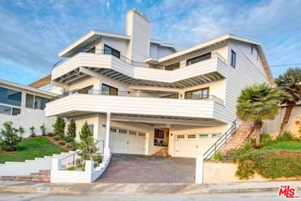 Attached, Exterior, Facade, Modern