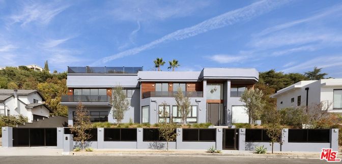 Exterior, Facade, Modern