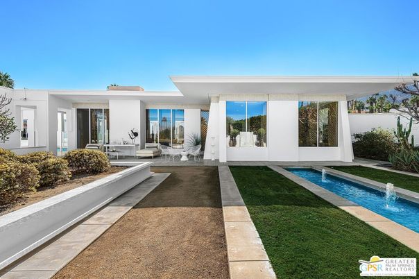 Exterior, Facade, Pool, Modern