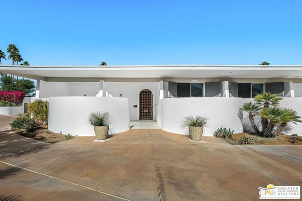 Exterior, Facade, Modern