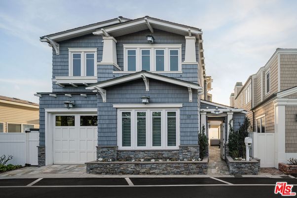 Attached, Exterior, Facade, American Craftsman