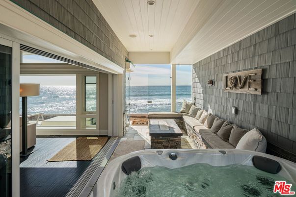Hot Tub, Interior, Living room, Water