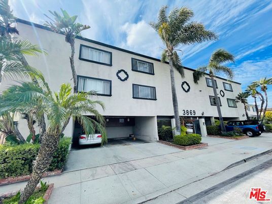 Exterior, Facade, Modern